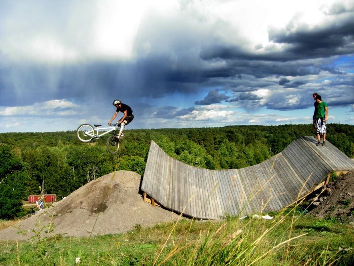 Åkare som hoppar med moutainbike