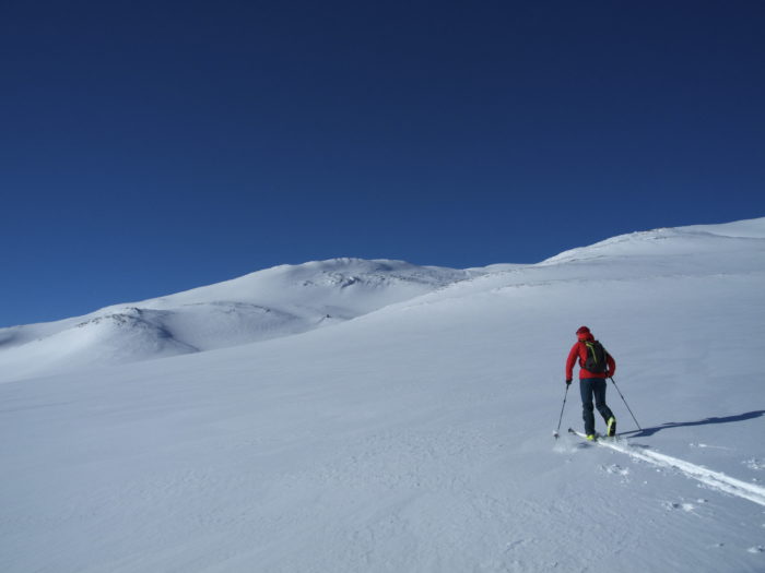 Antingen kan man klaga på att det är för många som slåss om lössnön i Åre eller så kan man göra en Mattias Skantz och välja ett annat fjäll i Jämtland, till exempel Smällhögarna. 