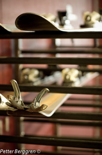 Produktionen är relativt liten då den täta målgruppen är begränsad. 