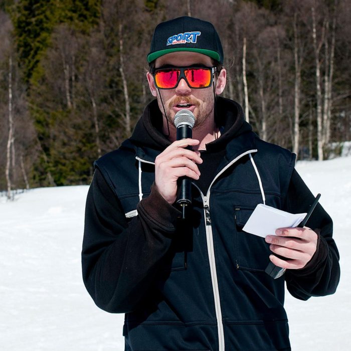 Det är så här vi är vana att se Jesper Norén, på diverse stora och små tävlingar runtom i landet. På tisdag debuterar han som jibbexpert i TV. Åker slipsen på då månne?