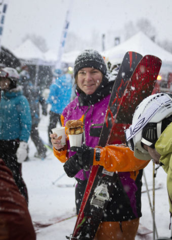 Christofer tar en kaffepaus i busvädret under Åres Skidtestarhelg.