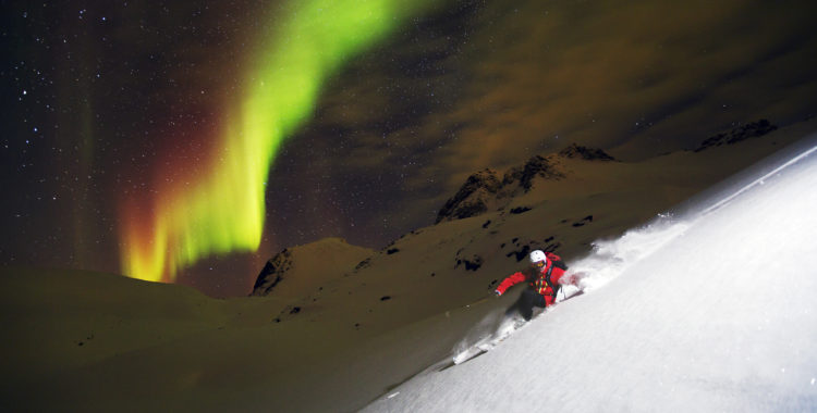 Bilden på Oscar Hübinette som åker skidor i norrskenet på den norska ön Senjan gick hem hos juryn.