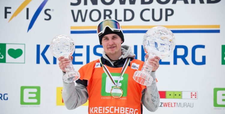 Måns Hedberg med sina världscupbucklor.