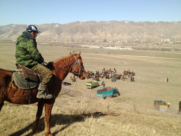 Hästrace på galoppbanan för treåringar i Ashu.
