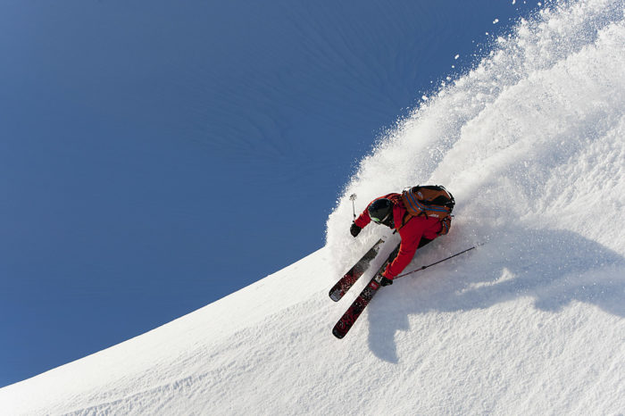 Hasliberg ligger i söderläge och på eftermiddagen har solen skapat slushsnö – Johan Jonsson är inte sen med att testa kvaliteten.