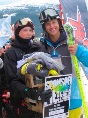 Vinnaren Erik Davis gratuleras av Oscar Scherlin.  