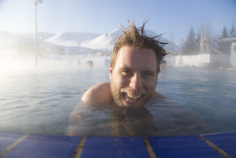 Naturliga varma källor är svårt att komma åt vid Dalvik på norra Island, men det finns ett varm och skönt utomhusbad som Anders Wingqvist verkar uppskatta. 