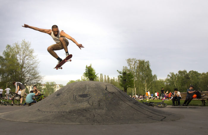 Ollie över betongbula i Volkspark Friedrichshain.