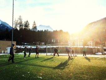 Våren visar sig från sin bästa sida i Mayrhofen. Efter gängshred på berget väntar ofta aktiv afterski med skejt eller fotboll och en öl i solen.
