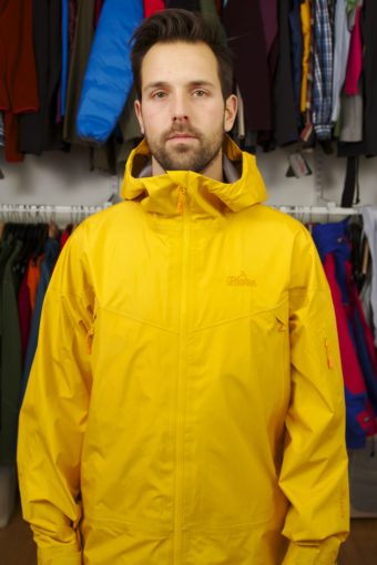 Vid svettiga aktiviteter vill man ha en tunnare jacka som andas bättre.