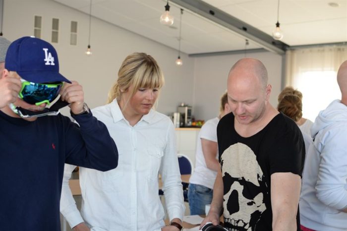 VÖN, Anna Holmlund och Andreas Persson undersöker nya gogglar.