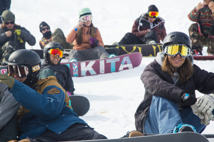 När tävlingshetsen lagt sig var det allmänt skönt snowboardshred som gällde. Viktor Telegin myser ut innan sitt kvalåk. 
