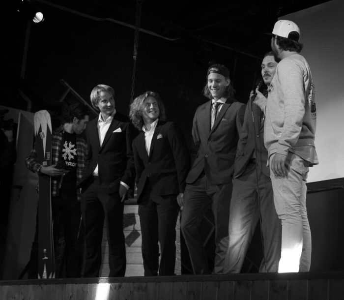 Gänget bakom big mountain-vinnaren Here and There intervjuas på scen.