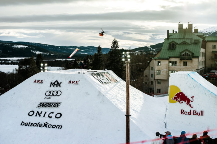 Jesper Tjäder i sin switch trippel frontflip under årets JOI.