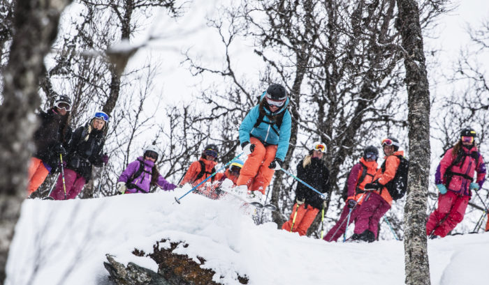 Caroline visar vägen på Lotten Rapps friåkningscamp där hon var med och coachade.