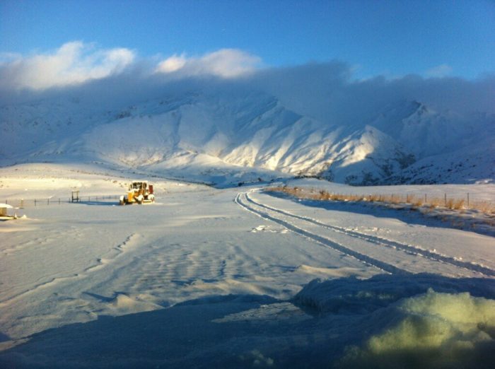 Snöröjarna rensar vägen upp till Cardrona.