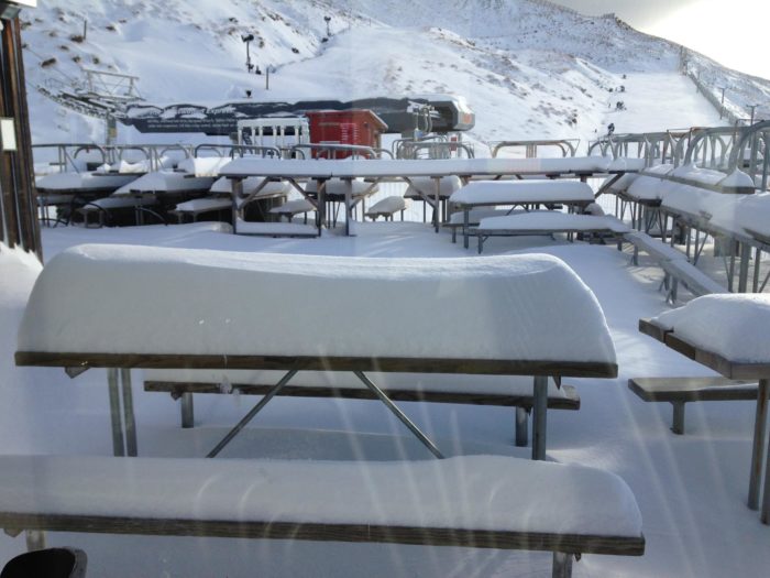 Översnöad uteservering i Treble Cone.