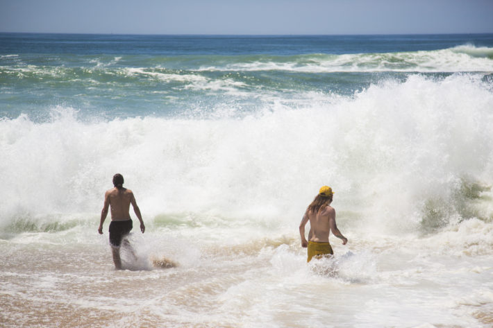 Att "boodywompa" betyder att man springer rakt mot en övermäktig våg och hoppas på det bästa. Erik Karlsson och Ludwig Lejkner är experter på att bodywompa. (4 par solglasögon försvann under bodywomping.)