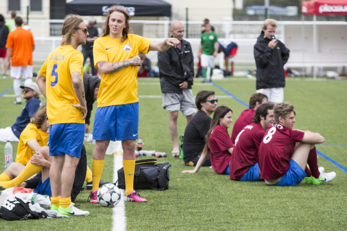 Ludwig Lejkner förklarar för Nils Arvidsson hur han höll på att dö i andnöd efter en löpduell mot sin tyske teamåkare Alexander Tank i andra matchen.