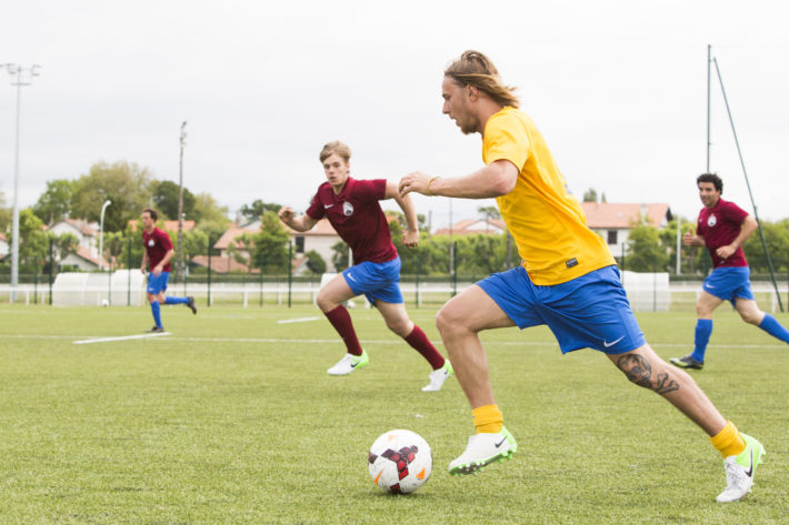 Spanien blev våra favoritmotståndare efter snyggt, tufft och ärligt spel. Här målsprutan Nisse Arvidsson aka Dolph Lundgren i en av hans giftiga Robben-ruschar mot Spanien.