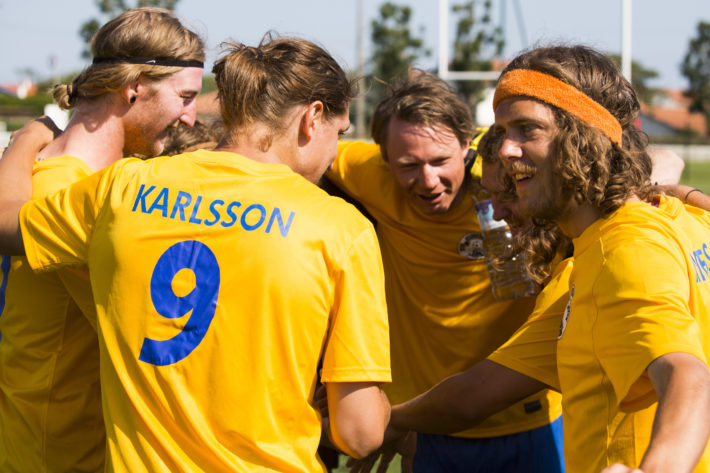 Svenska laget försöker skrämma Engelsmännen i första matchen genom att göra mysringen och skrika aggressiva vikingarop.