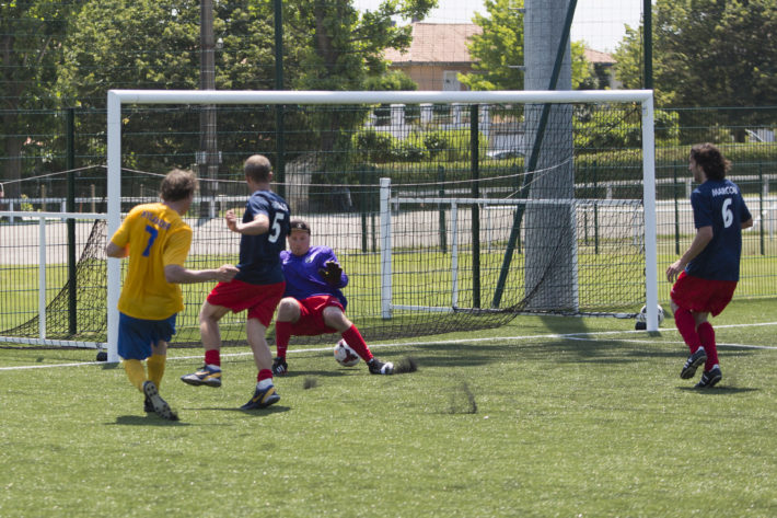 Artikelförfattare Nylander lyckas snubbla in näst mest mål i turneringen med sina 10 strutar, strax efter finnen Jari Tuoriniemis 11 mål. Här med en tunnel på Frankrikes målvakt.