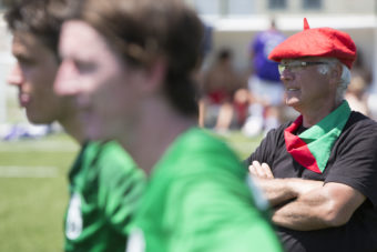 Baskien, som är ett distrikt i västra Frankrike och nordöstra Spanien, spelade med basker och scarf finaldagen till ära. Deras tränare ville inte vara sämre.