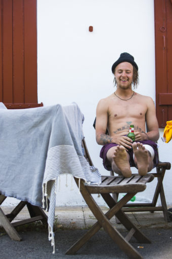 Nisse Arvidsson svalkar välförtjänt strupen utanför huset efter första galna speldagen.