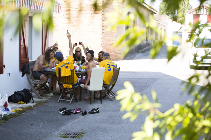 Slitna och glada hjältar pustar ut och påbörjar firandet av finalsegern, utanför huset man hyrt i centrala Biarritz