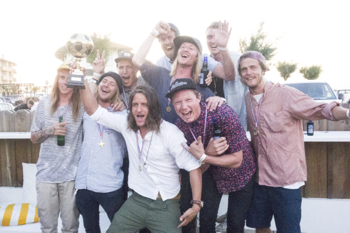 VM-guldmedaljörerna med vandringspokalen. Från vänster till höger (oberoende rad): Ludwig Lejkner, Nils Arvidsson, Erik Karlsson, Kalle Ohlson, Kristofer Fahlgren, Joel Ericson, Erik Nylander, Viktor Spargren, Calle Andersson.
