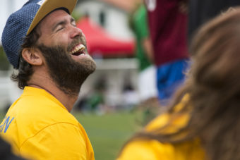 Snowboardfilmaren Kristofer "Kuske" Fahlgren skrattar åt Sveriges målvaktsträning.