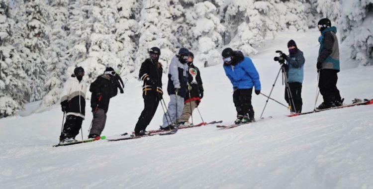 Veckans Freeridemedlem (näst längst till höger) har oftast med sig kameran i backen.
