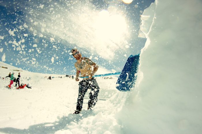 David Kantermo shapar hoppen uppe på glaciären.