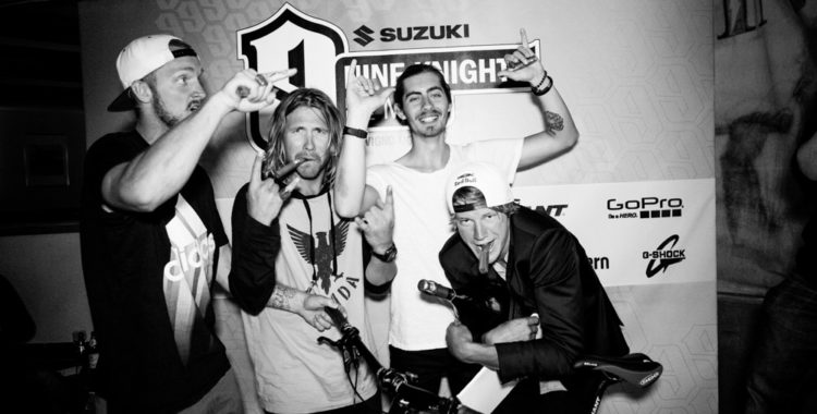 Team Sweden firar segern i Nine Knights filmtävling.