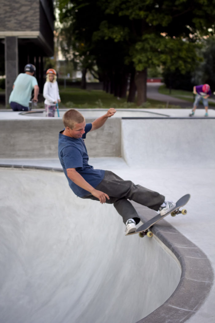 Carl Åström tweakar ut sin rock´n roll to fakie 2,5 m upp på kanten i poolen.