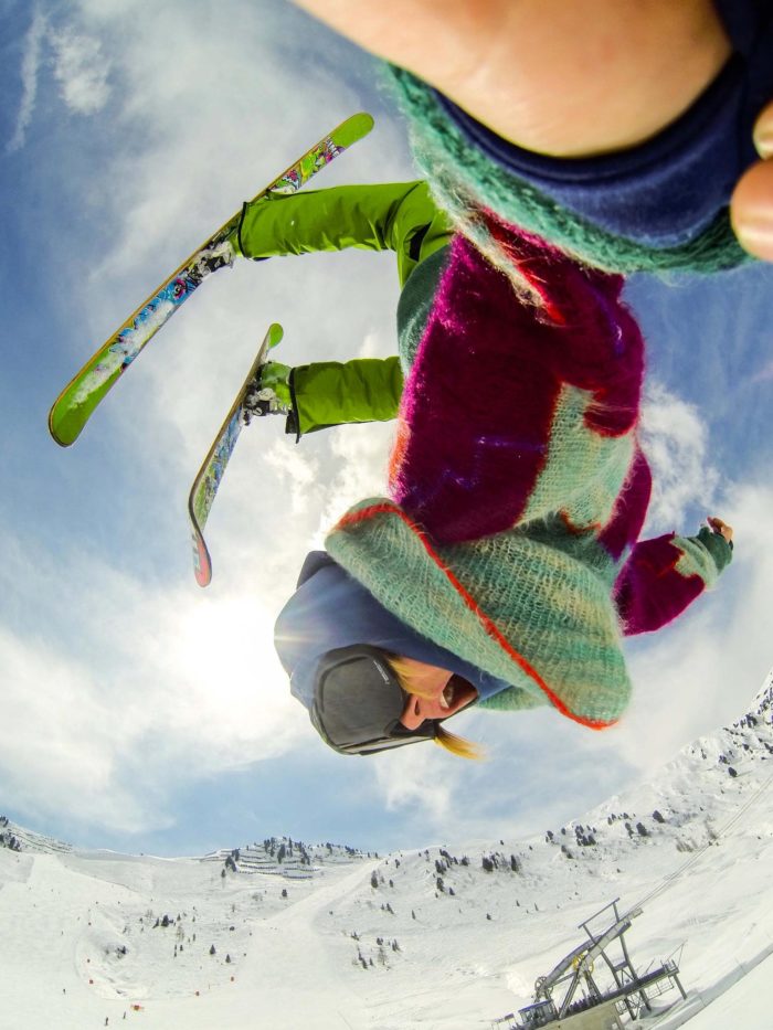 En färgglad backflipselfie från Mayrhofen