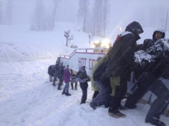 De 850 kg tunga railsen var tvungna att anläggas för hand