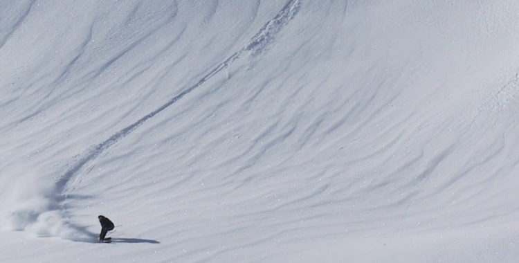 Fransmannen Lolo Lanvers tar en paus i ostätandet för att skära upp berget baklänges