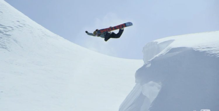 Mikkel Bang flyger högt ovan det kanadensiska pudret.