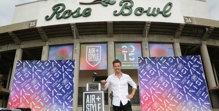 Shaun White utanför Rose Bowl.