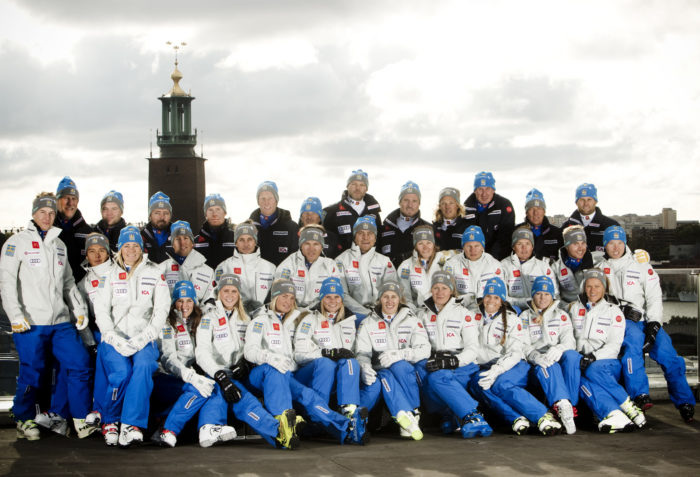 Årets lagfoto på alpina landslaget togs påpassligt nog i Stockholm.