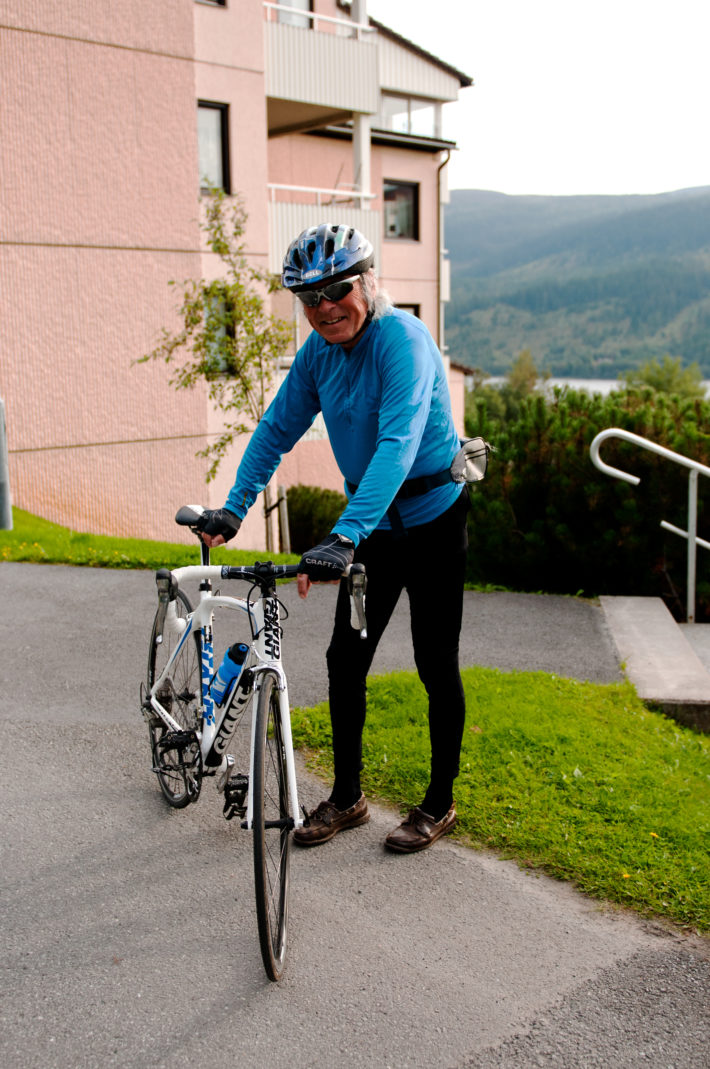 Jan poserar med en av sina tre cyklar. Så länge snön lyser med sin frånvaro rullar han varje dag i väntan på det vita guldet.