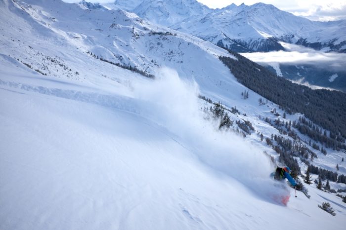 Corin smeker av en kudde med en högersväng