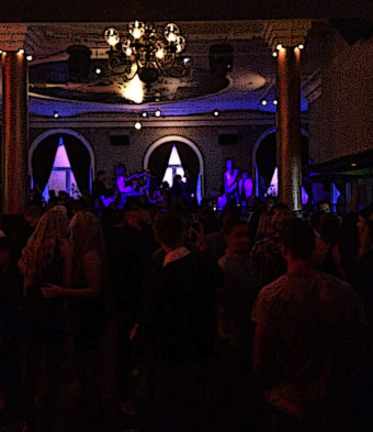 Not sure if nattklubb or skidfilmspremiär.