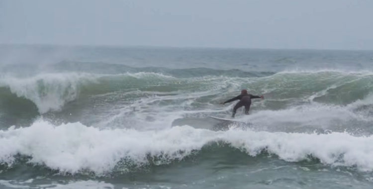 Kelly Slater laddar upp med bra fart innan han tar luft