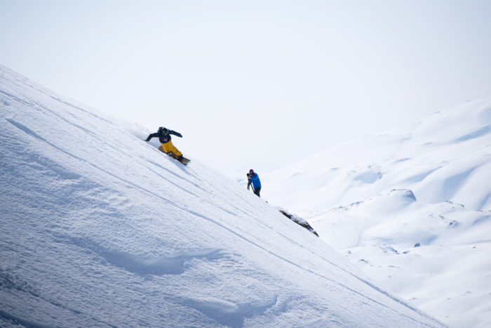 Brädåkare fångad mellan två kameror under tävlingen i Røldal.