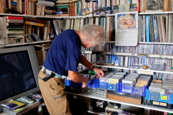 En vägg med LP-skivor och CD-skivor tar upp en betydande del av hans vardagsrum. Om Jan själv får välja lyssnar han helst till Dixieland Jazz.