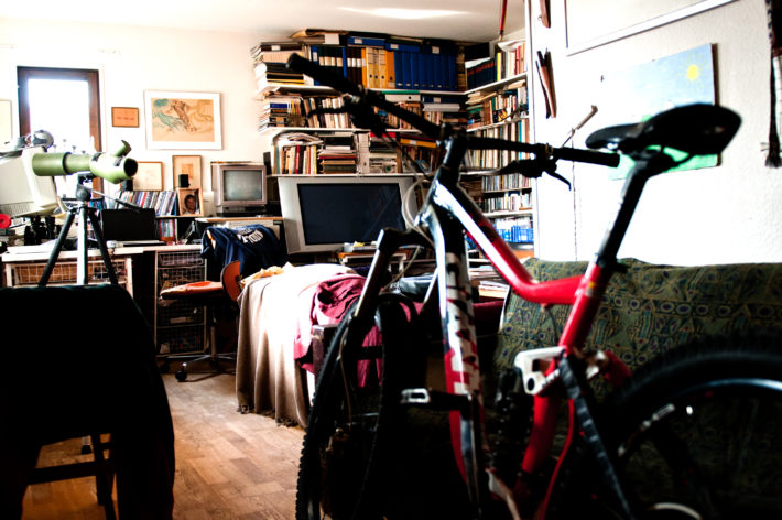 Han vill inte riskera cyklar och skidor försvinner så de står allihopa parkerade i lägenheten på Källvägen. Better be safe then sorry