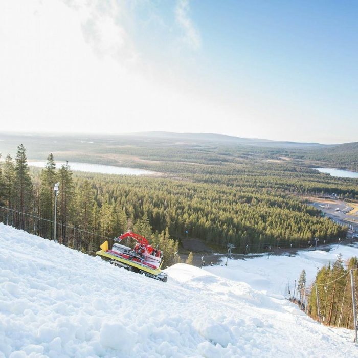 Det är brantare än vad det ser ut, pistmaskinen vinschas uppför Levi Black.