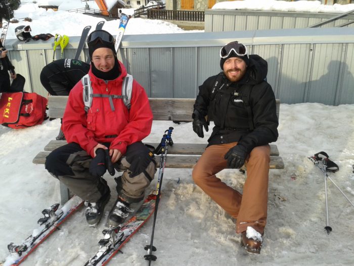 Lars chillar på en bänk